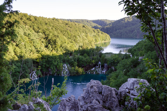 plitvicka-croatia-walk-lake